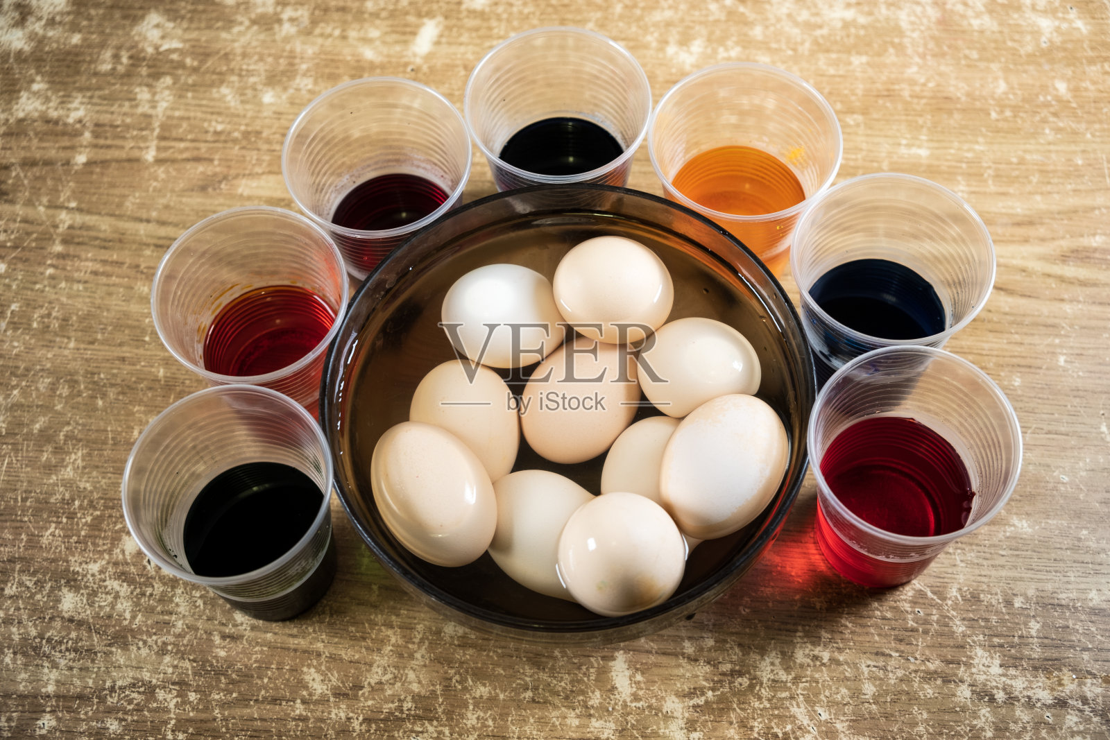 桌子上放着复活节彩蛋和彩色液体颜料照片摄影图片