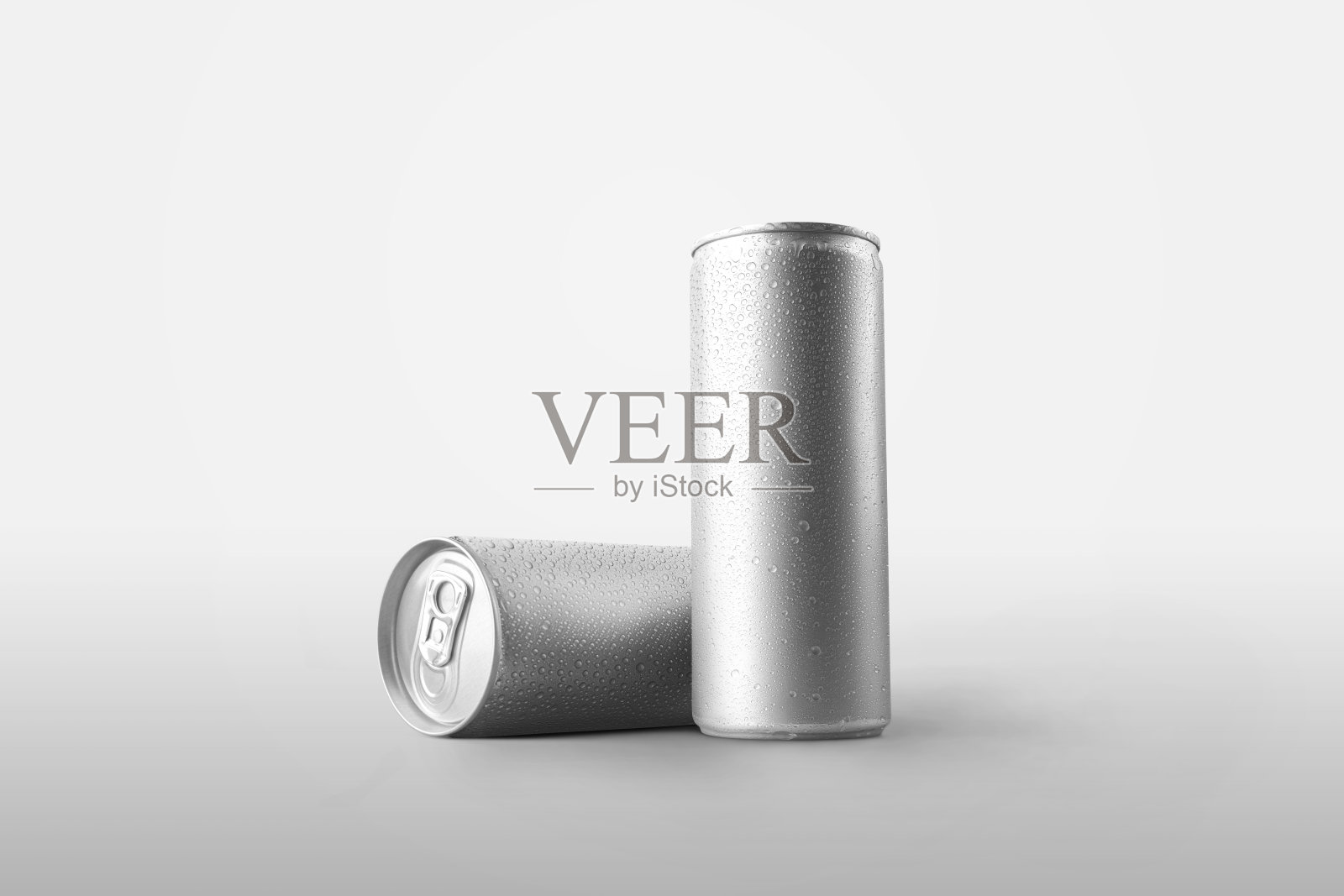 银色闪亮的瓶子与水滴模型,锡罐与提神饮料的展示设计。照片摄影图片