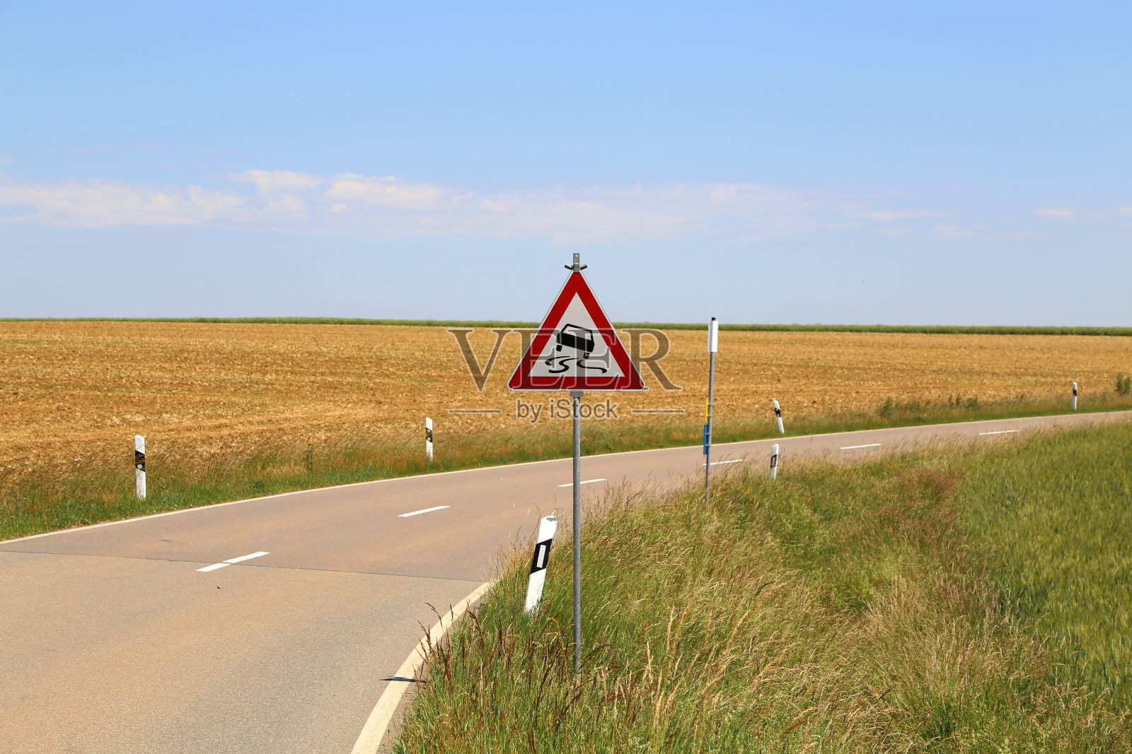 路滑-路标上有急转弯照片摄影图片