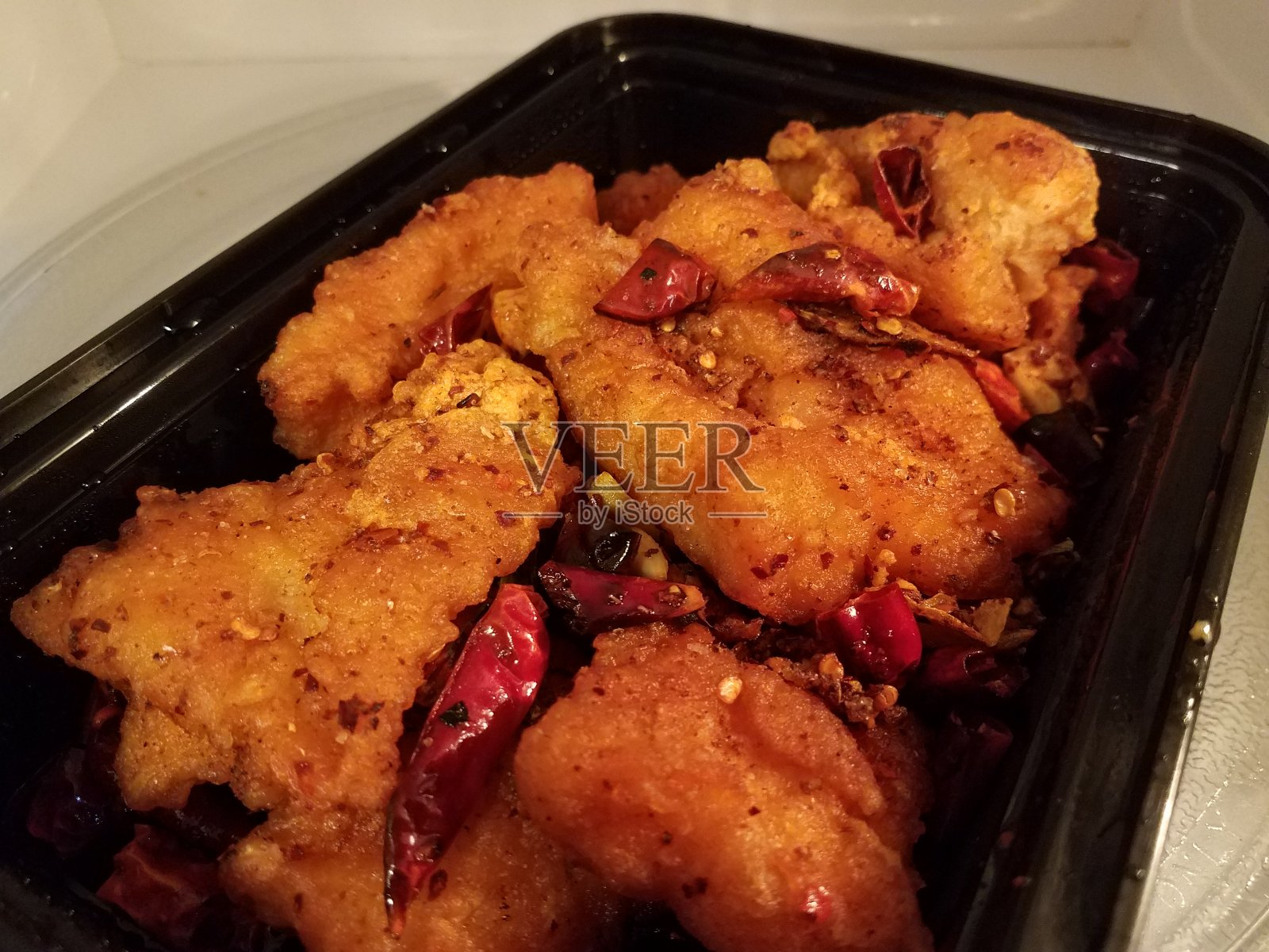 用微波炉加热的辛辣鱼和辣椒照片摄影图片