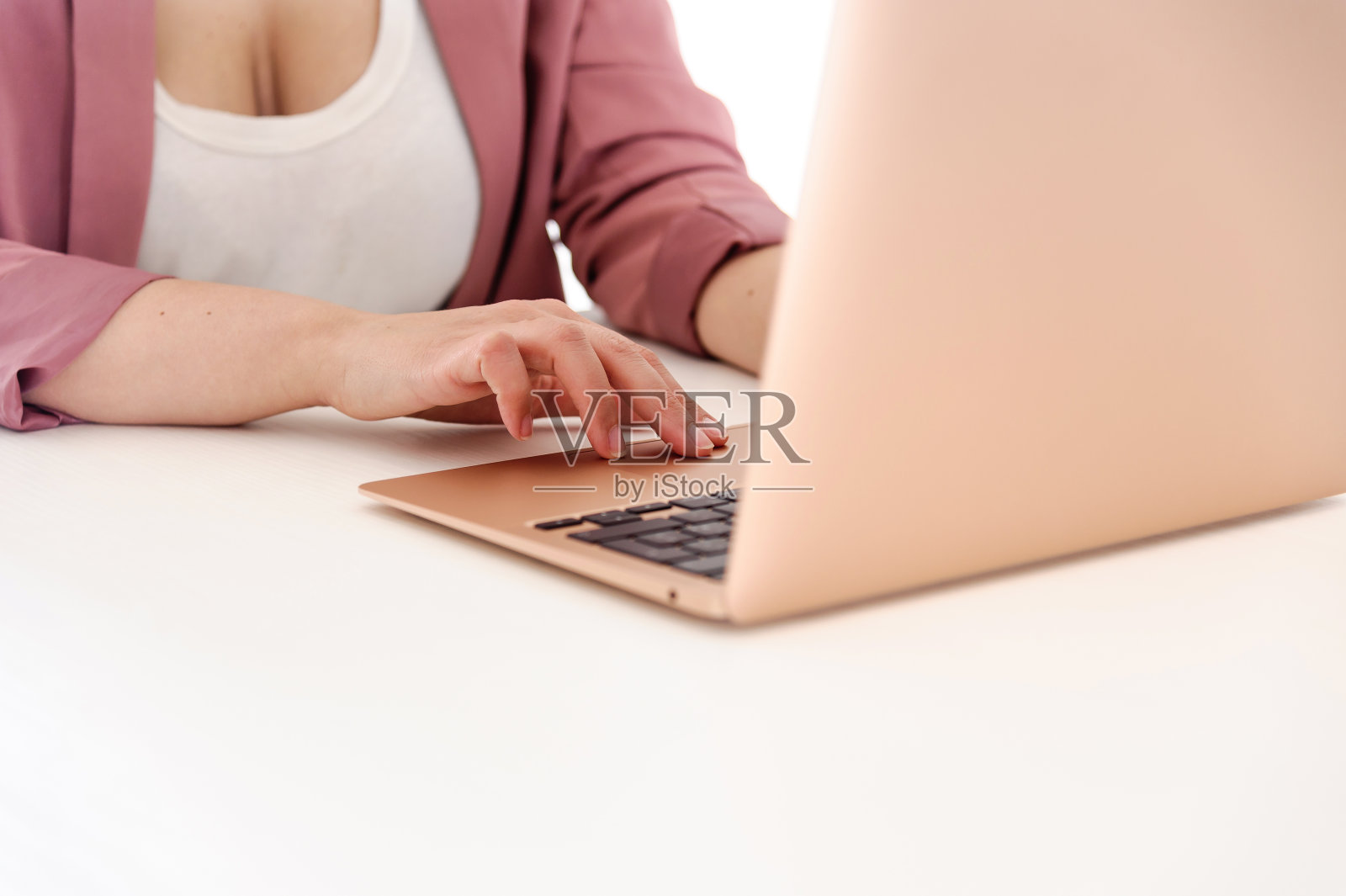 正在用她的金色笔记本电脑工作的女人照片摄影图片