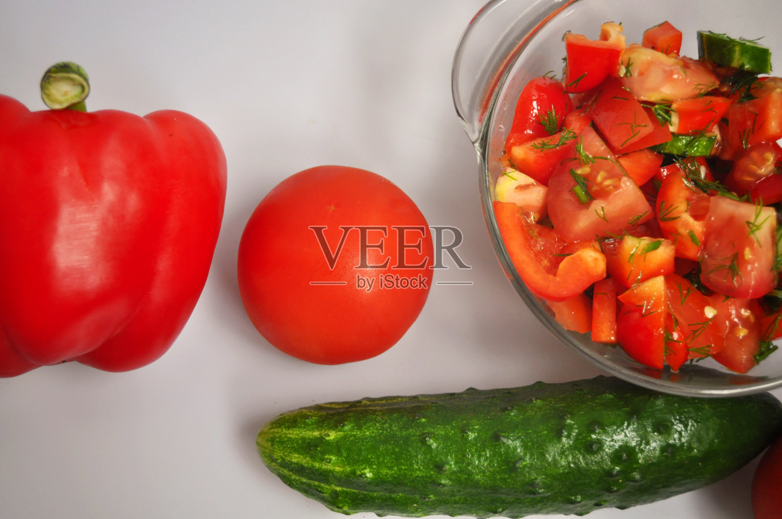 新鲜鲜亮的蔬菜沙拉-西红柿,黄瓜,胡椒照片摄影图片