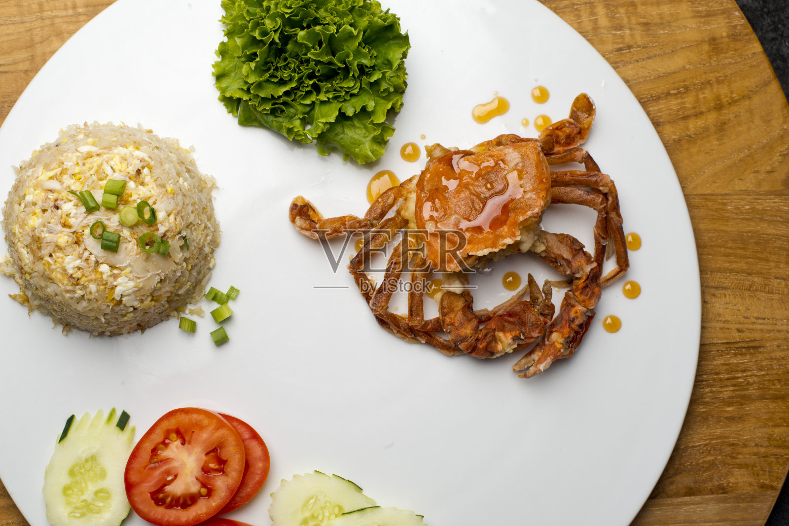 软壳蟹,天妇罗炸,配虾仁炒饭,葱和酸菜。经典的越南,日本或中国主菜。照片摄影图片