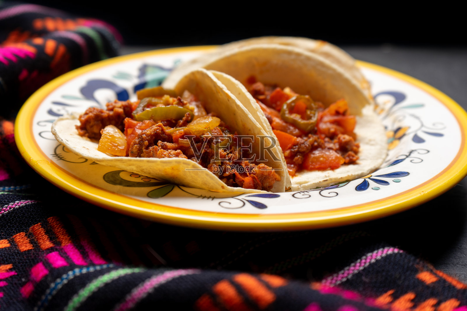 深色背景上的墨西哥辣香肠玉米饼照片摄影图片