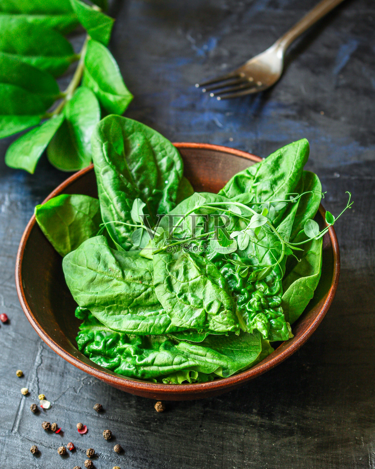 绿色沙拉菠菜,芝麻菜,生菜,微绿色菜单概念食用大小。食品背景俯视图文本复制空间有机健康饮食酮或旧石器饮食照片摄影图片