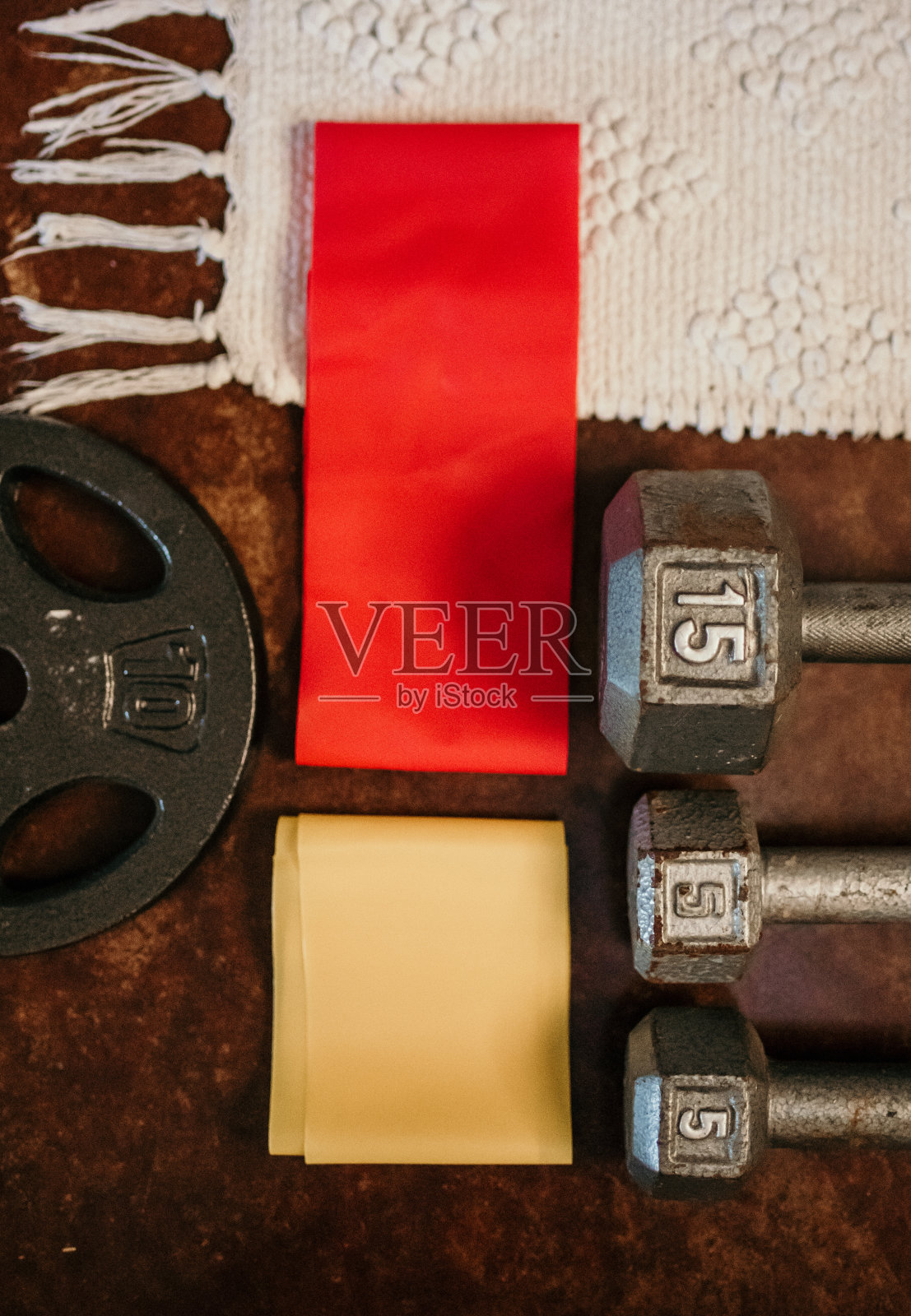 在家锻炼器械,举重和健身带照片摄影图片