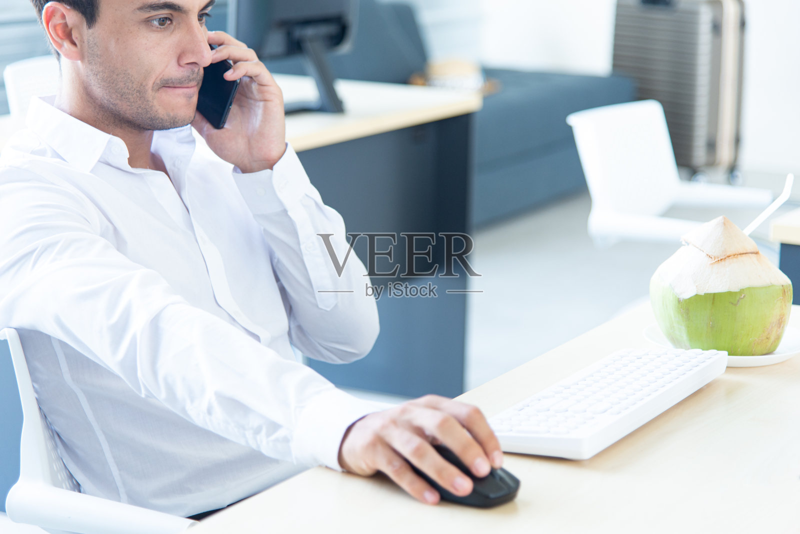 年轻自信的主管,经理,在现代和创新的办公室里使用电脑工作。在社交距离的情况下工作照片摄影图片