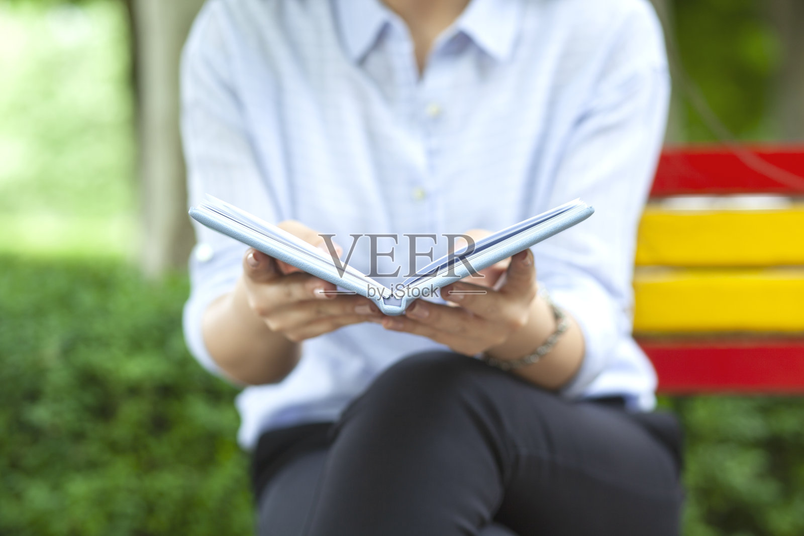 女人在街上拿着记事本照片摄影图片