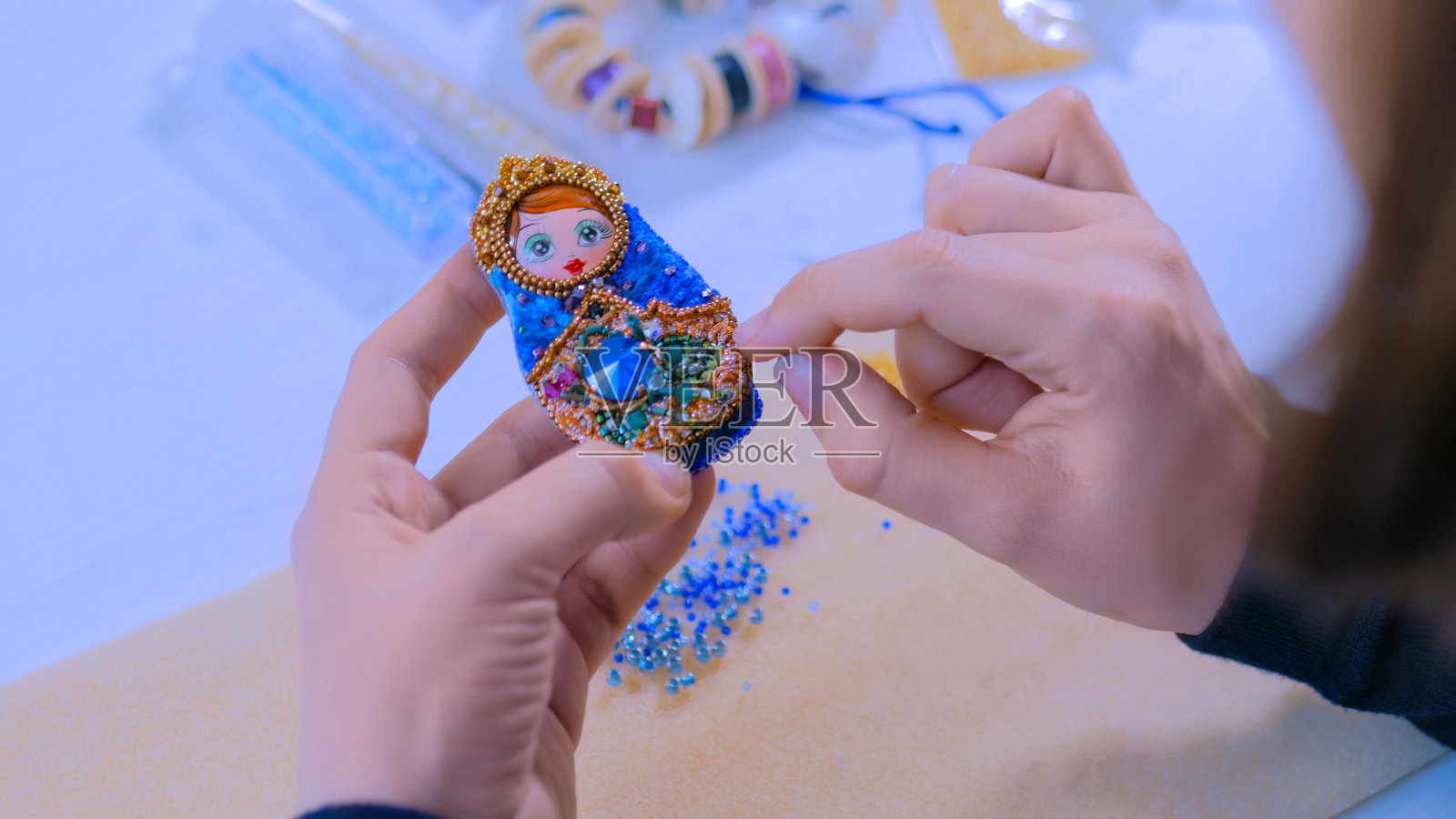 设计师检查手工胸针照片摄影图片