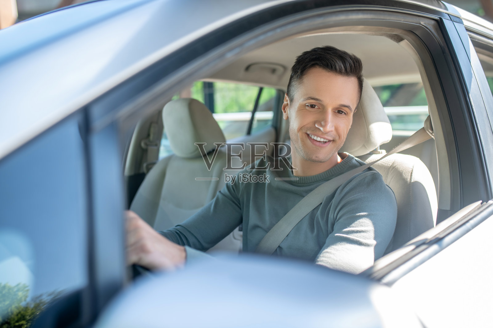 年轻的成年人微笑着开车照片摄影图片