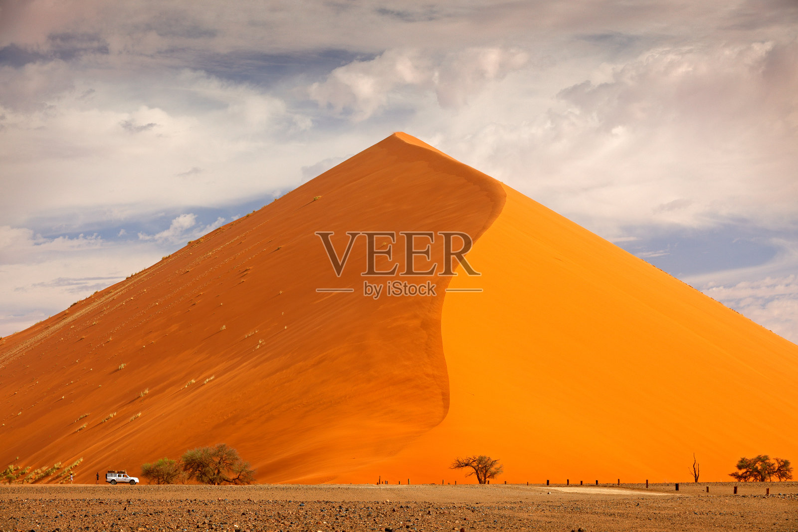 巨大的橙色沙丘与蓝色的天空和云,索苏斯瓦莱,纳米比亚沙漠,纳米比亚,南部非洲。红沙,世界上最大的暗礁。在纳米比亚旅游。照片摄影图片