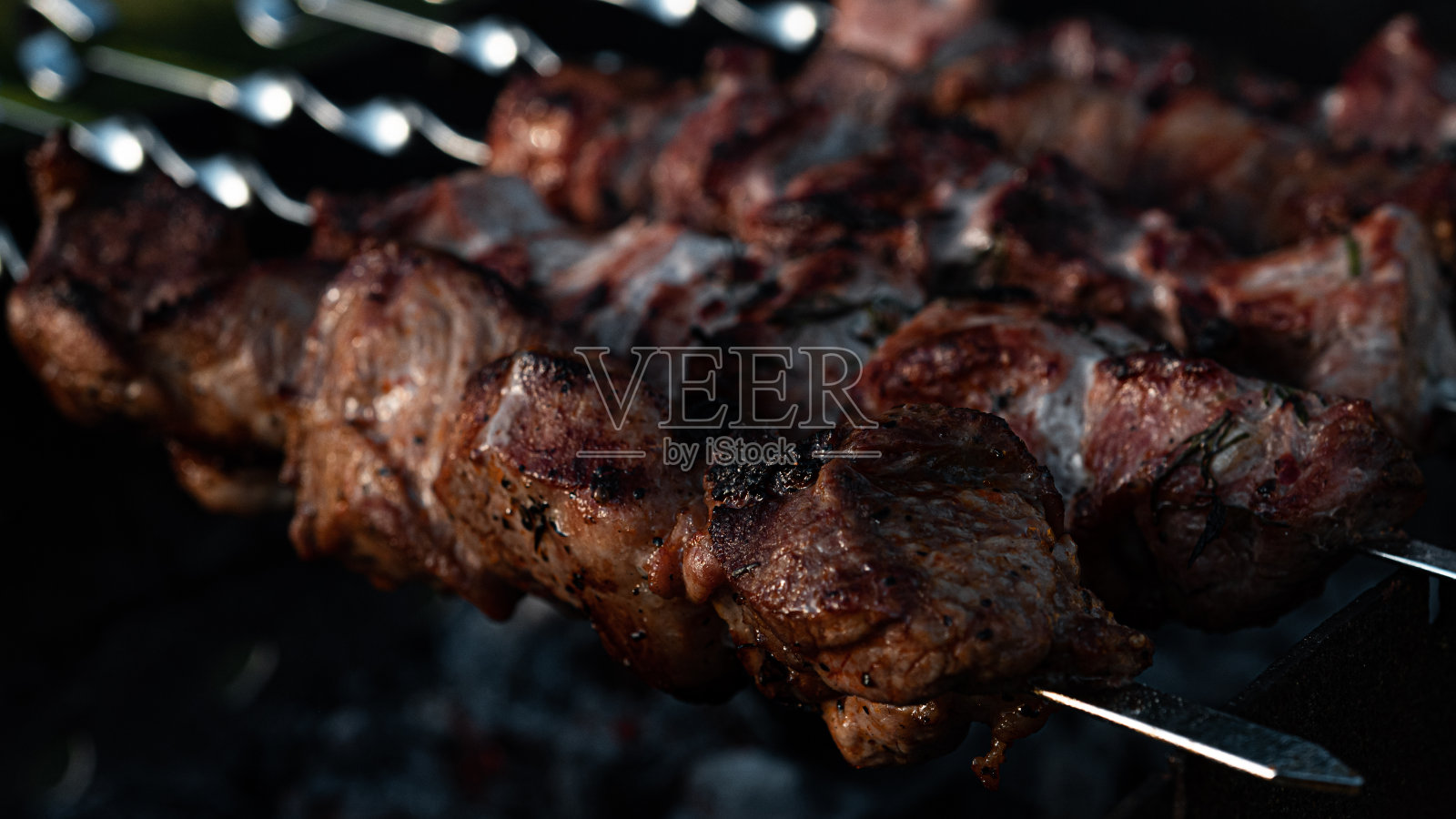 夏日阳光明媚的烧烤时间照片摄影图片