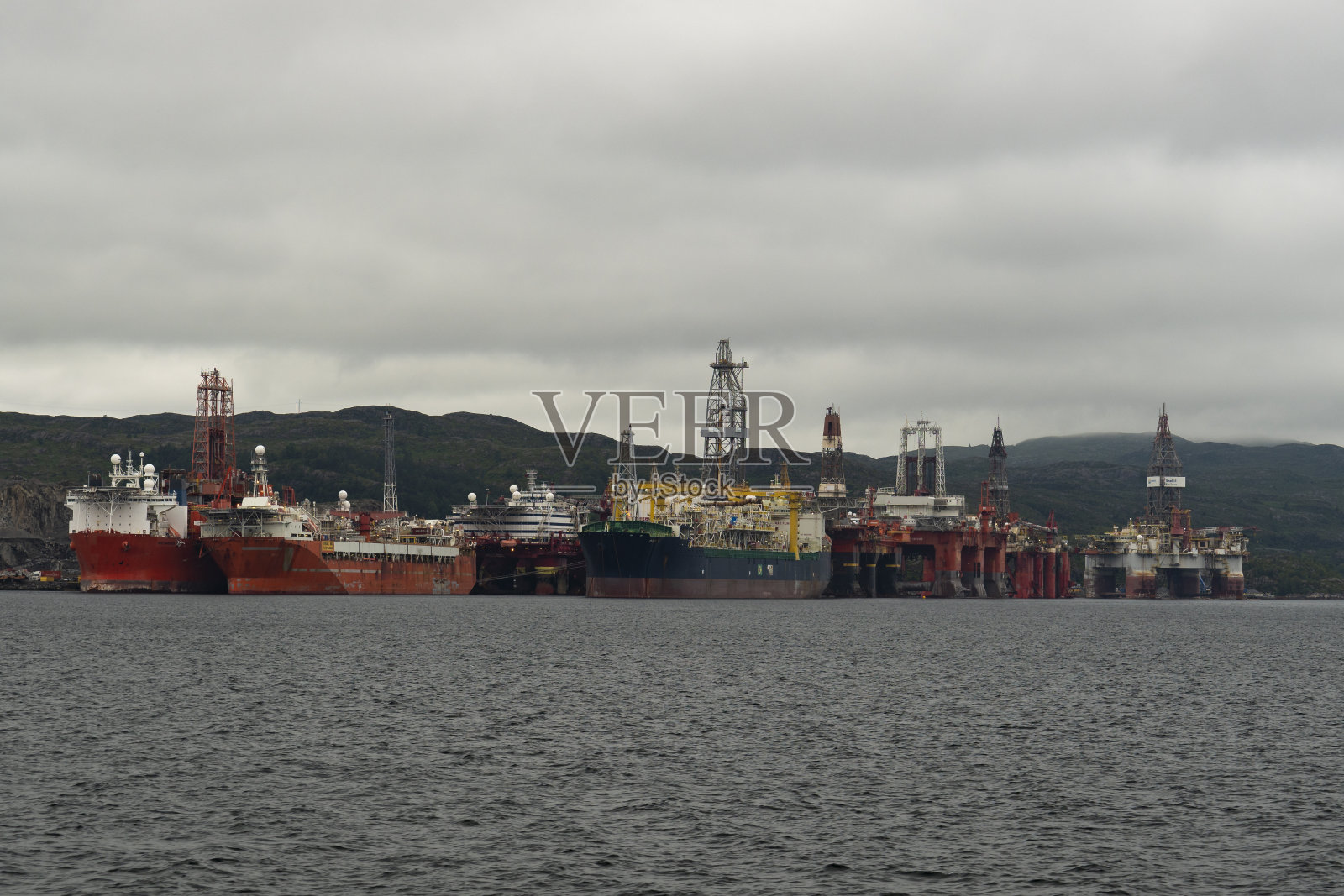 石油钻井平台和船舶照片摄影图片