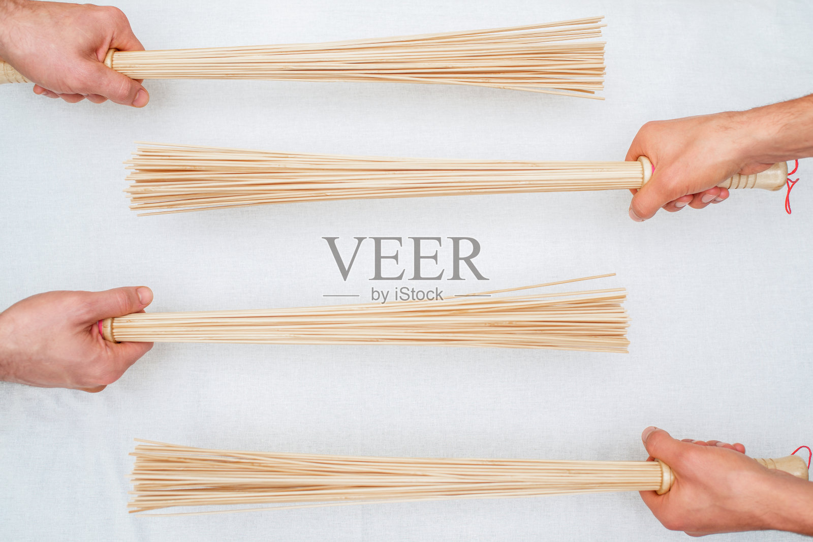 竹扫帚在按摩手。照片摄影图片