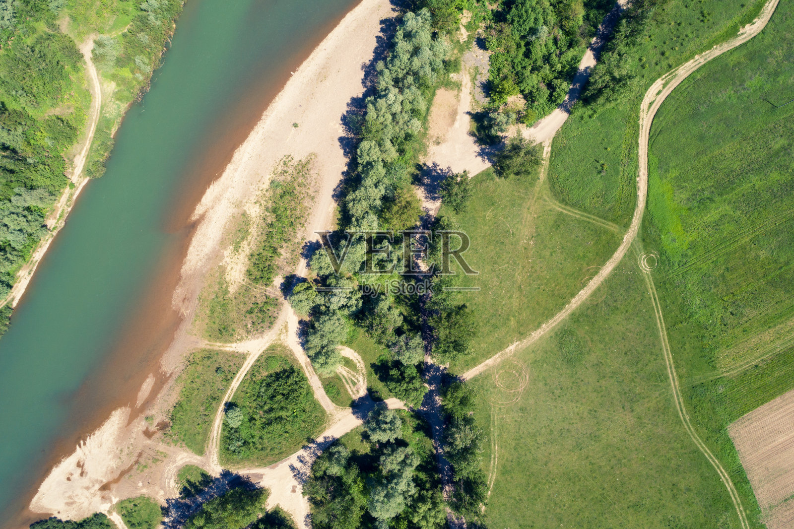 在阳光明媚的日子里,俯瞰森林、河流和田野。自然景观。Tisza河,Zakarpattia州,乌克兰,欧洲照片摄影图片