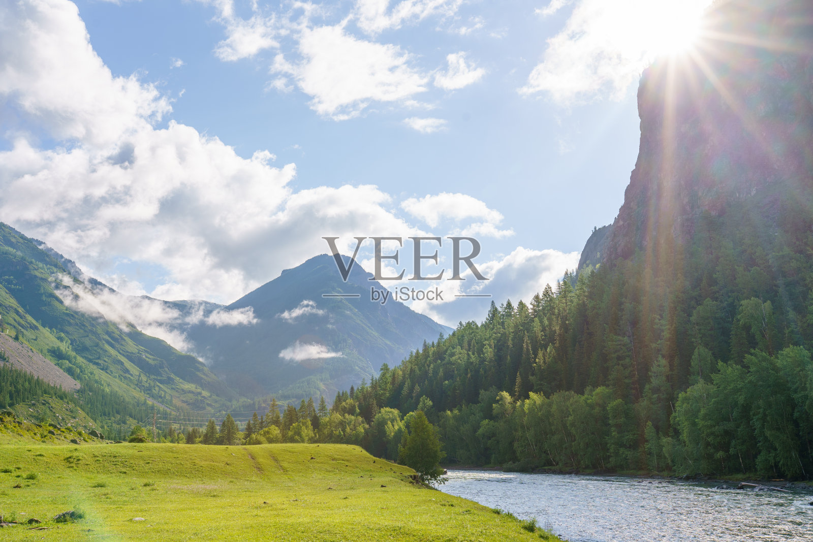 阿克塔什附近的阿尔泰山。照片摄影图片