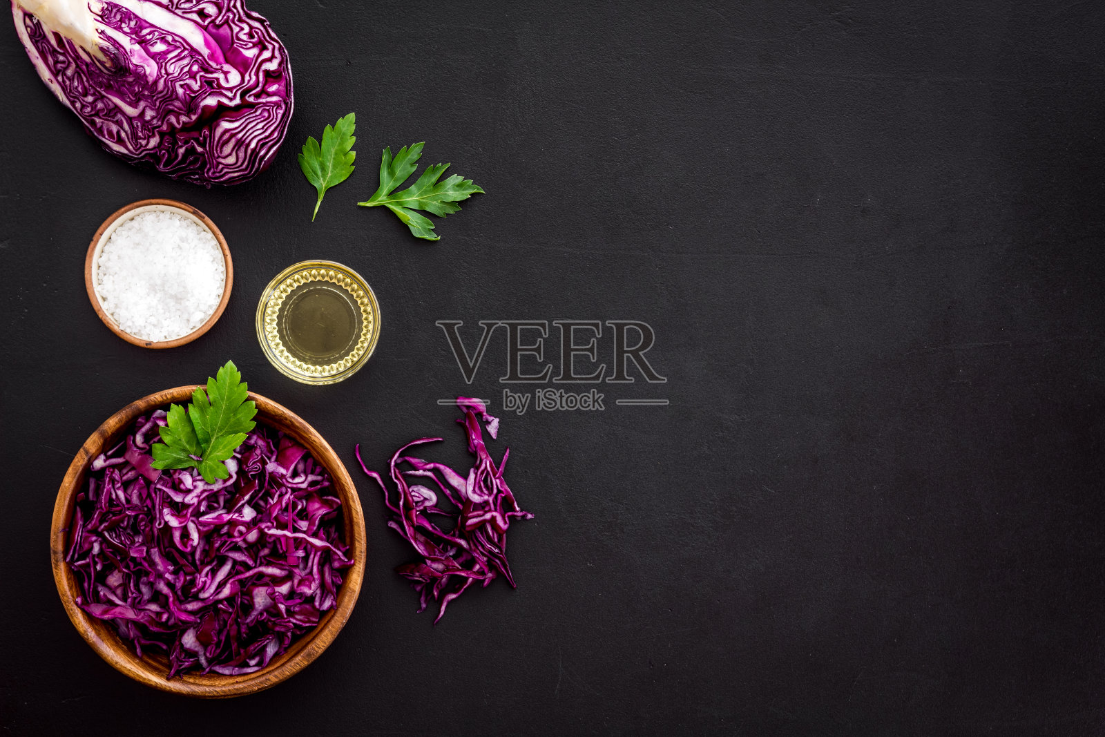 红色卷心菜-凉拌卷心菜,冷沙拉-在黑色的厨房桌子自上而下的拷贝空间照片摄影图片
