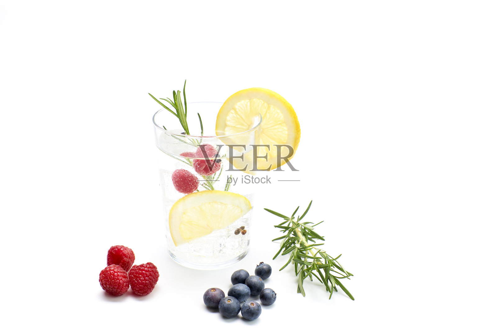 加柠檬和水果的奎宁饮料。白色背景,工作室拍摄照片摄影图片