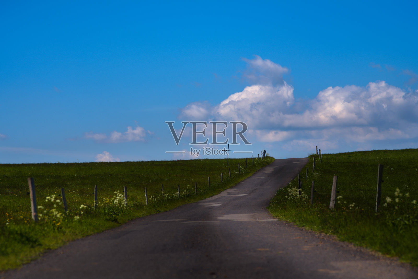 在瑞士Mézenc高原上的路有十字和云照片摄影图片