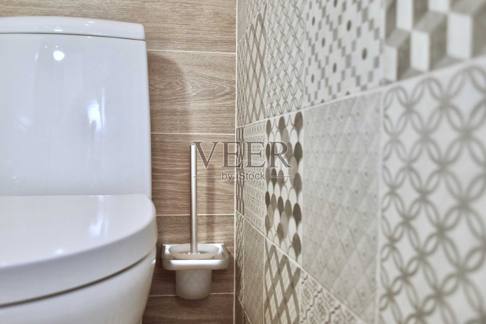 马桶碎片。厕所附近的区域,卫生刷轮状,底部的角度与透视的墙壁。照片摄影图片