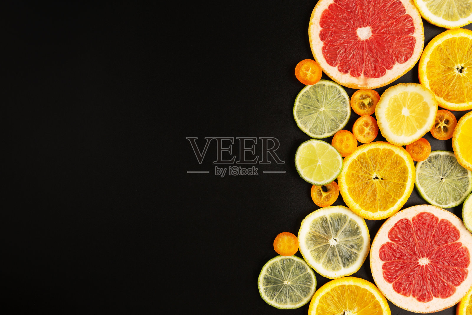 俯视图新鲜切柑桔水果片边界框架孤立在抽象的黑色背景与复制空间照片摄影图片