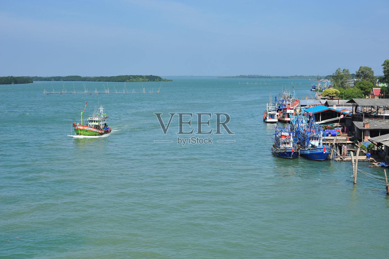 渔船漂浮在碧蓝的水面上。泰国照片摄影图片