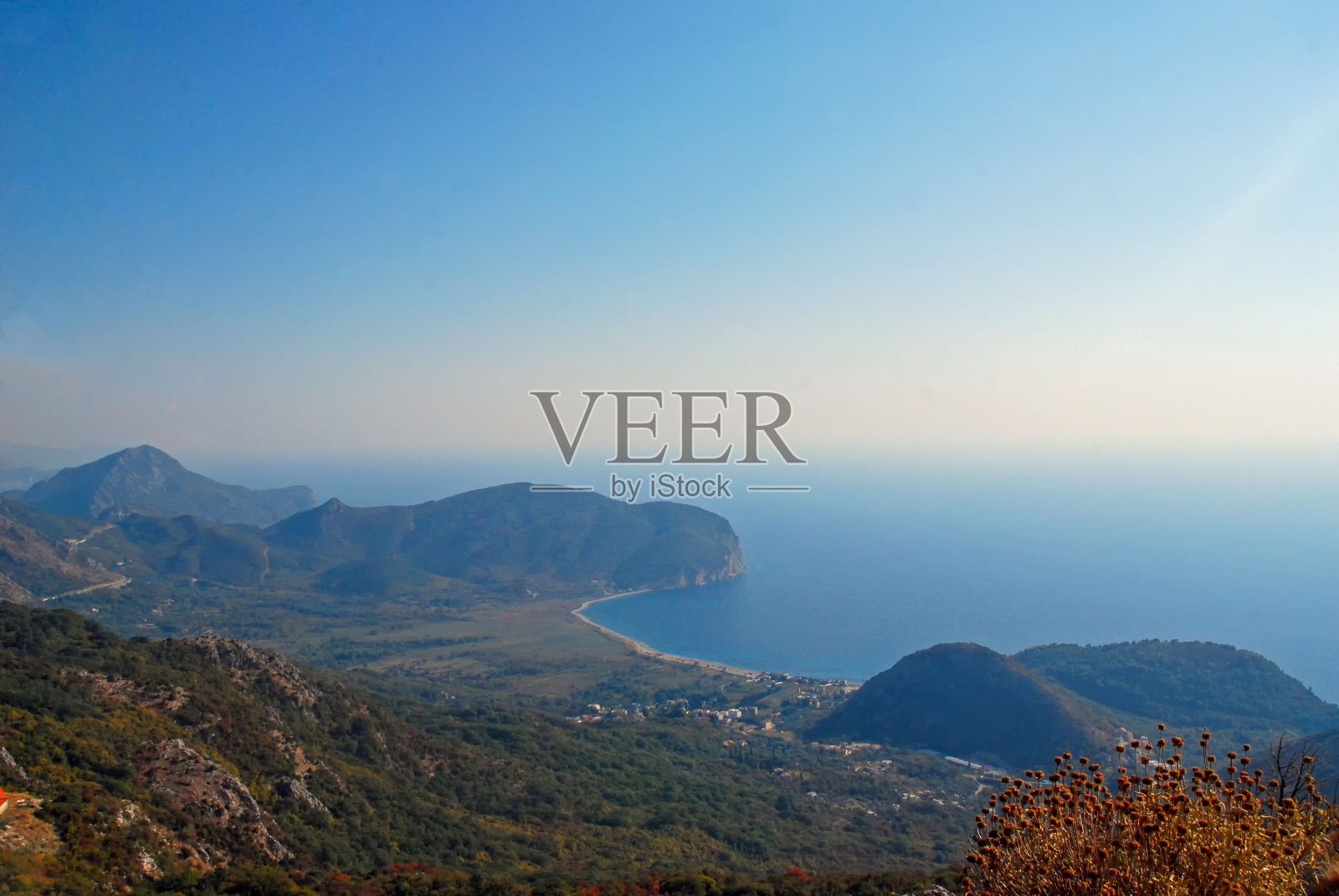 在黑山的海岸线上照片摄影图片