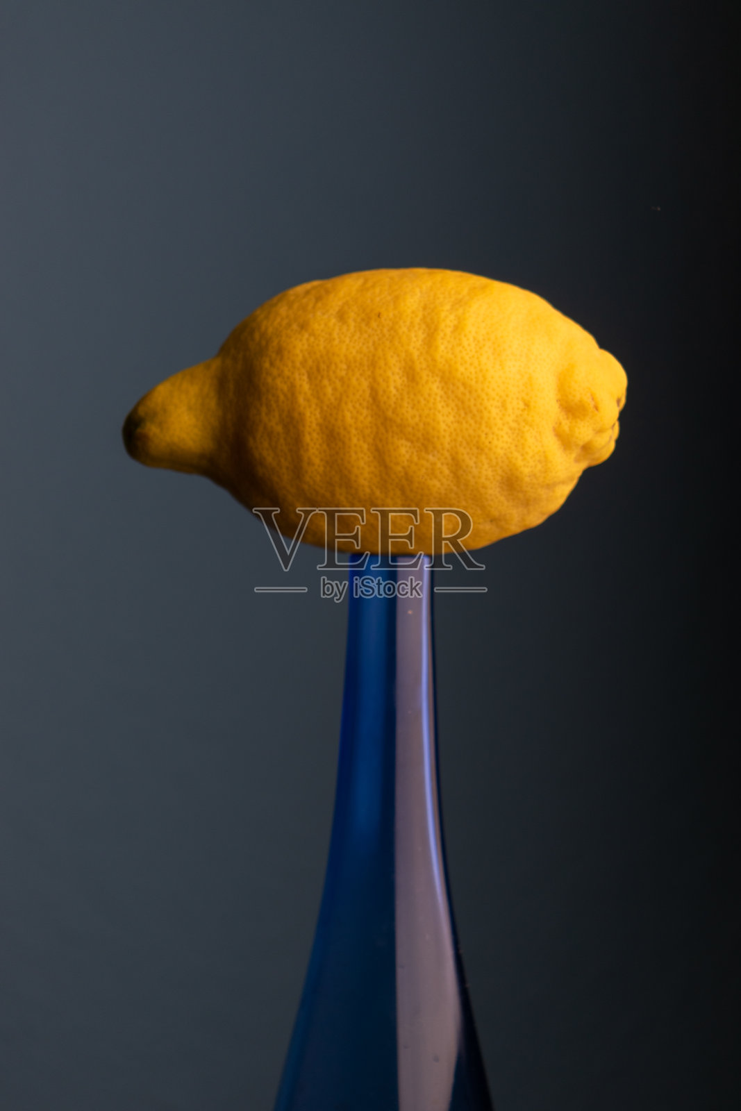 玻璃花瓶上整个柠檬的照片很不寻常照片摄影图片