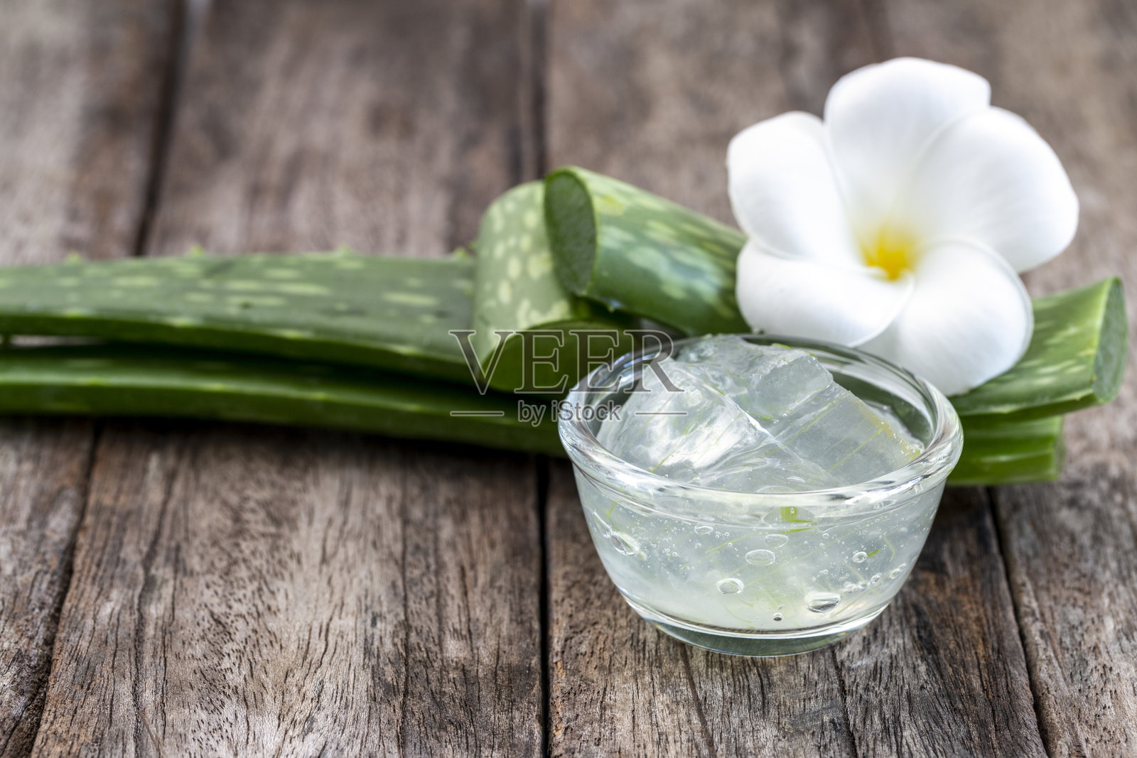 果冻芦荟在碗里,在木桌上。照片摄影图片