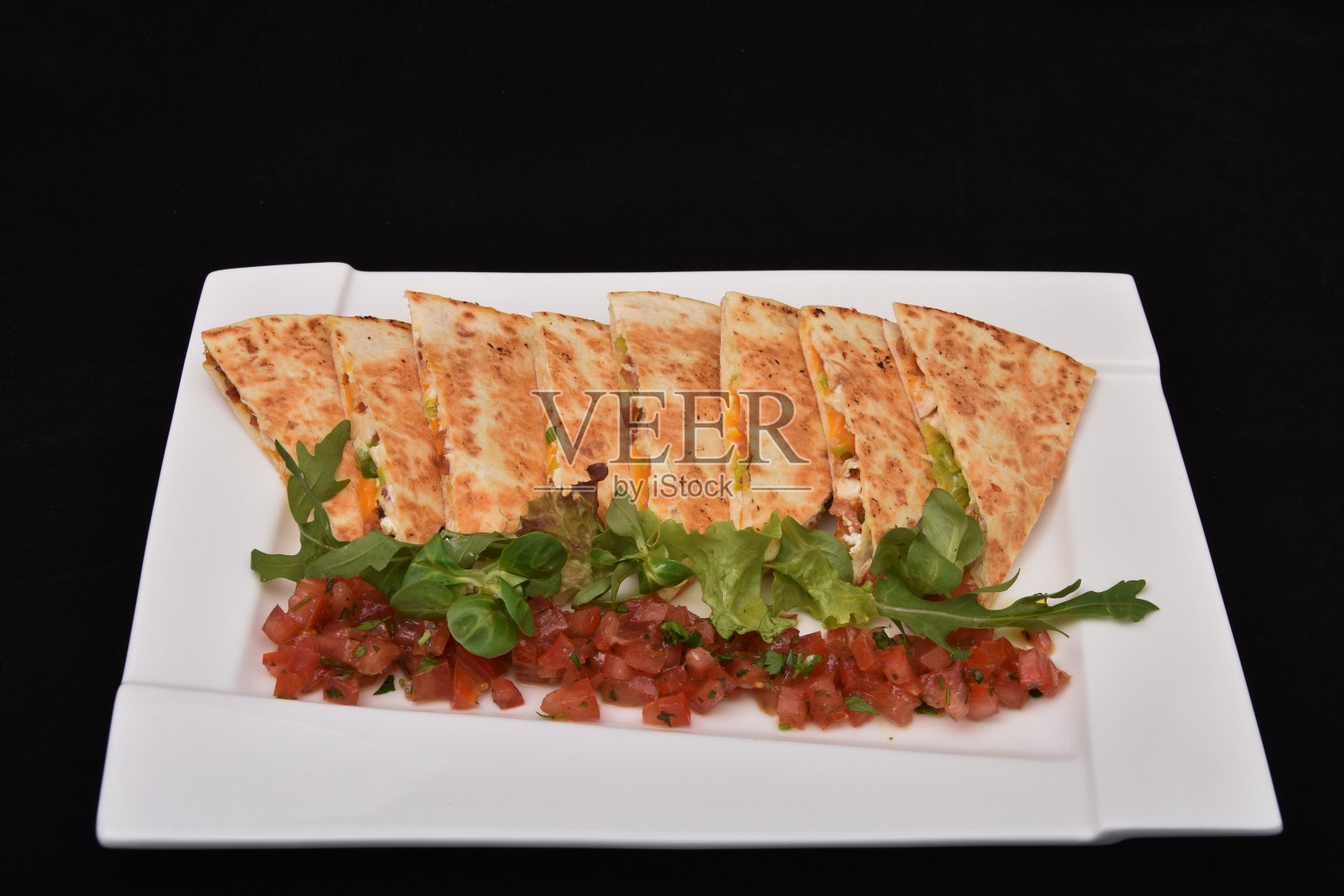 意式烤面包配番茄和罗勒照片摄影图片