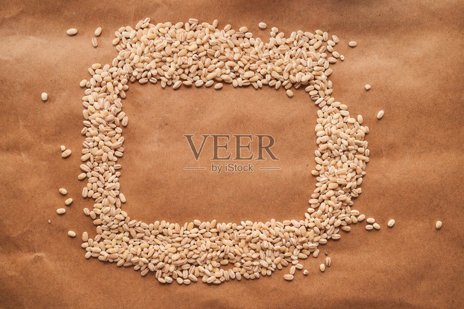 在矩形的燕麦臀部躺在肉桂背景照片摄影图片