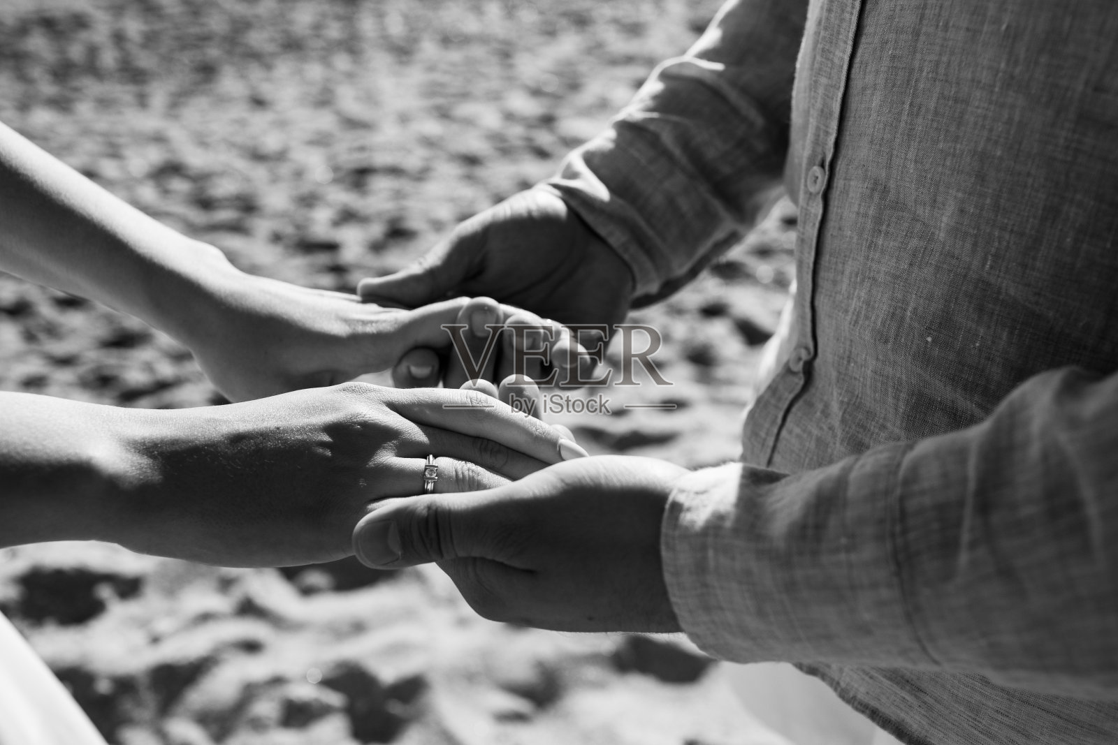 夫妇。你可以看到他们的手互相触碰。照片摄影图片