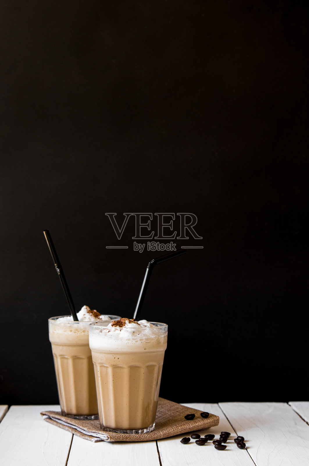 混合冰咖啡杯和烤咖啡豆在白木背景照片摄影图片