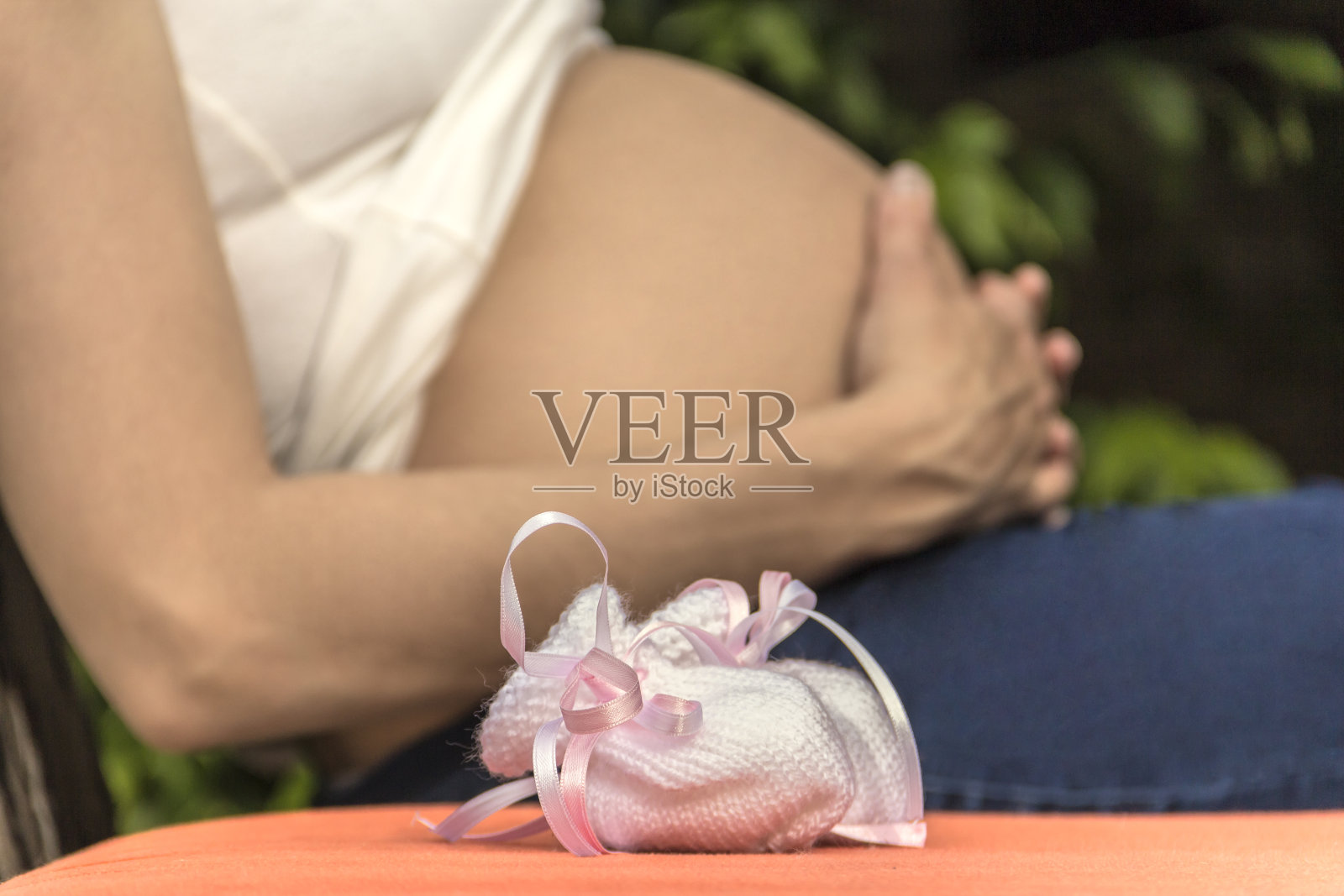 怀孕的肚子和靴子。怀孕的概念。照片摄影图片