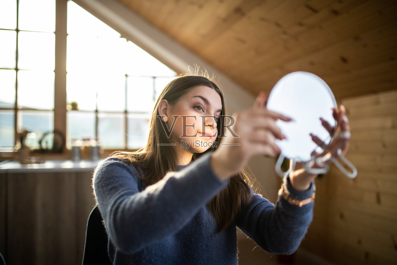 十几岁的女孩在照镜子照片摄影图片