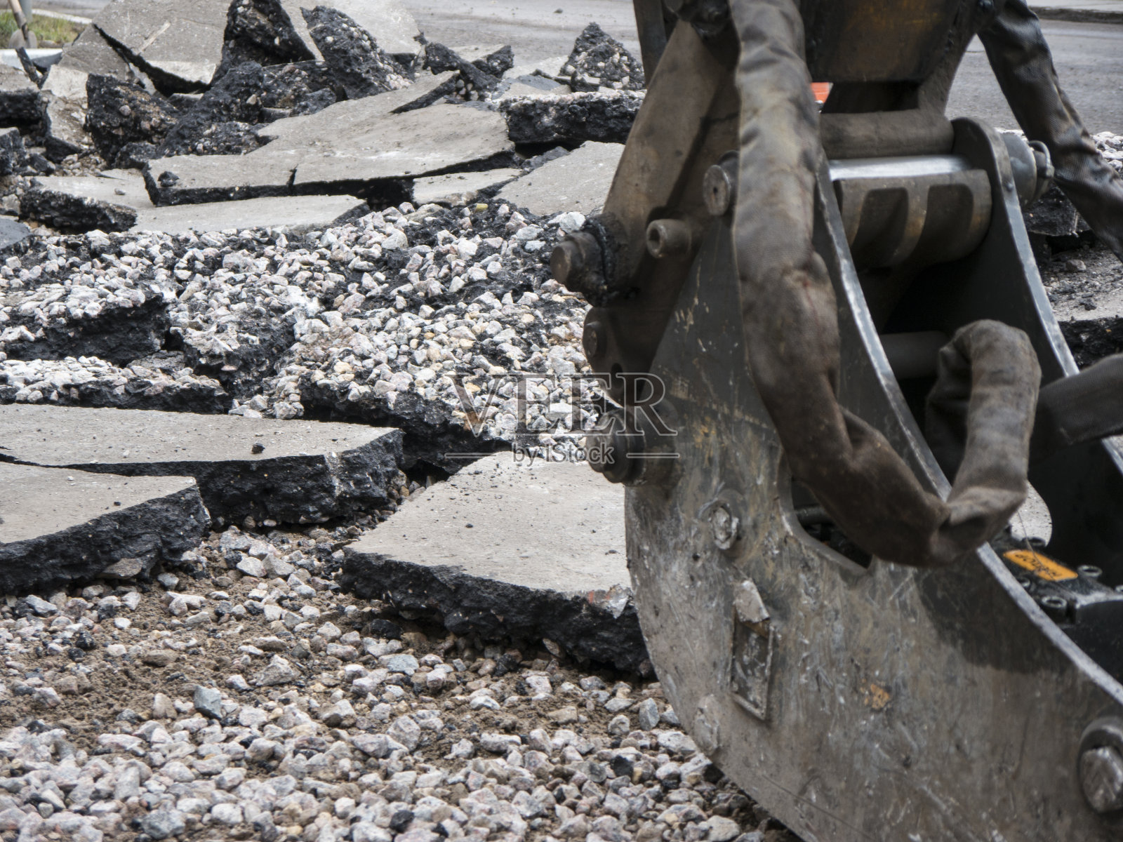 风动凿岩机对破碎沥青路面的半边角度视图照片摄影图片