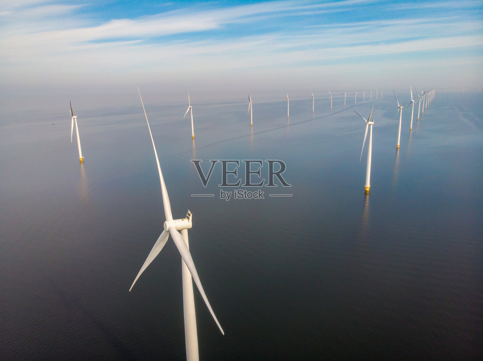 荷兰Noordoostpolder的Ijsselmeer湖的风车公园的无人机近景,欧洲的风车涡轮机从上面生产绿色能源照片摄影图片