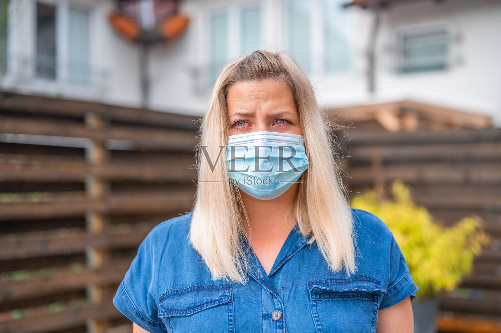 戴着防护面罩的年轻女子照片摄影图片