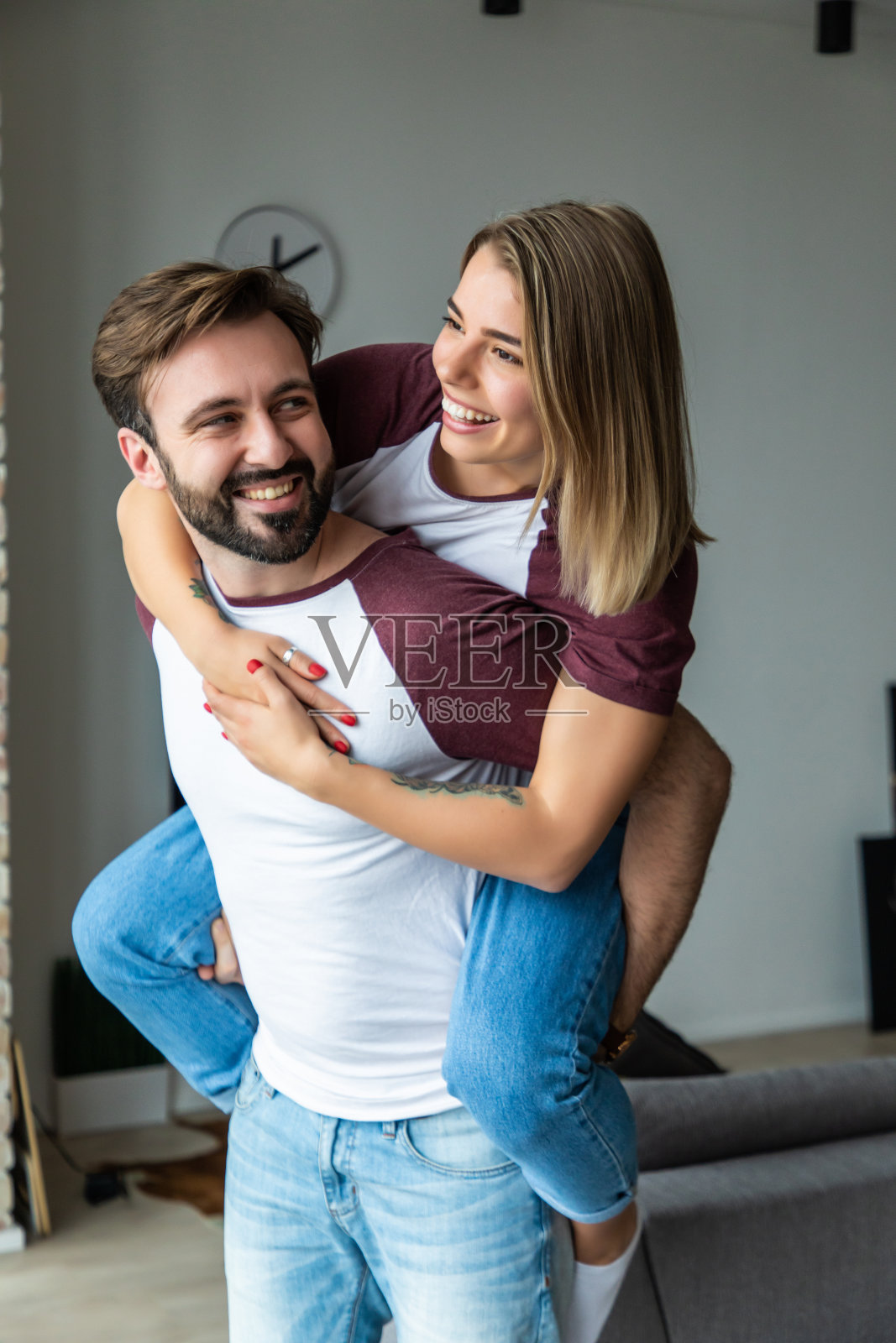 滑稽滑稽的夫妇肖像,强壮的男人背着愉快的女人在猪背上打手势超级男人在一起享受周末照片摄影图片