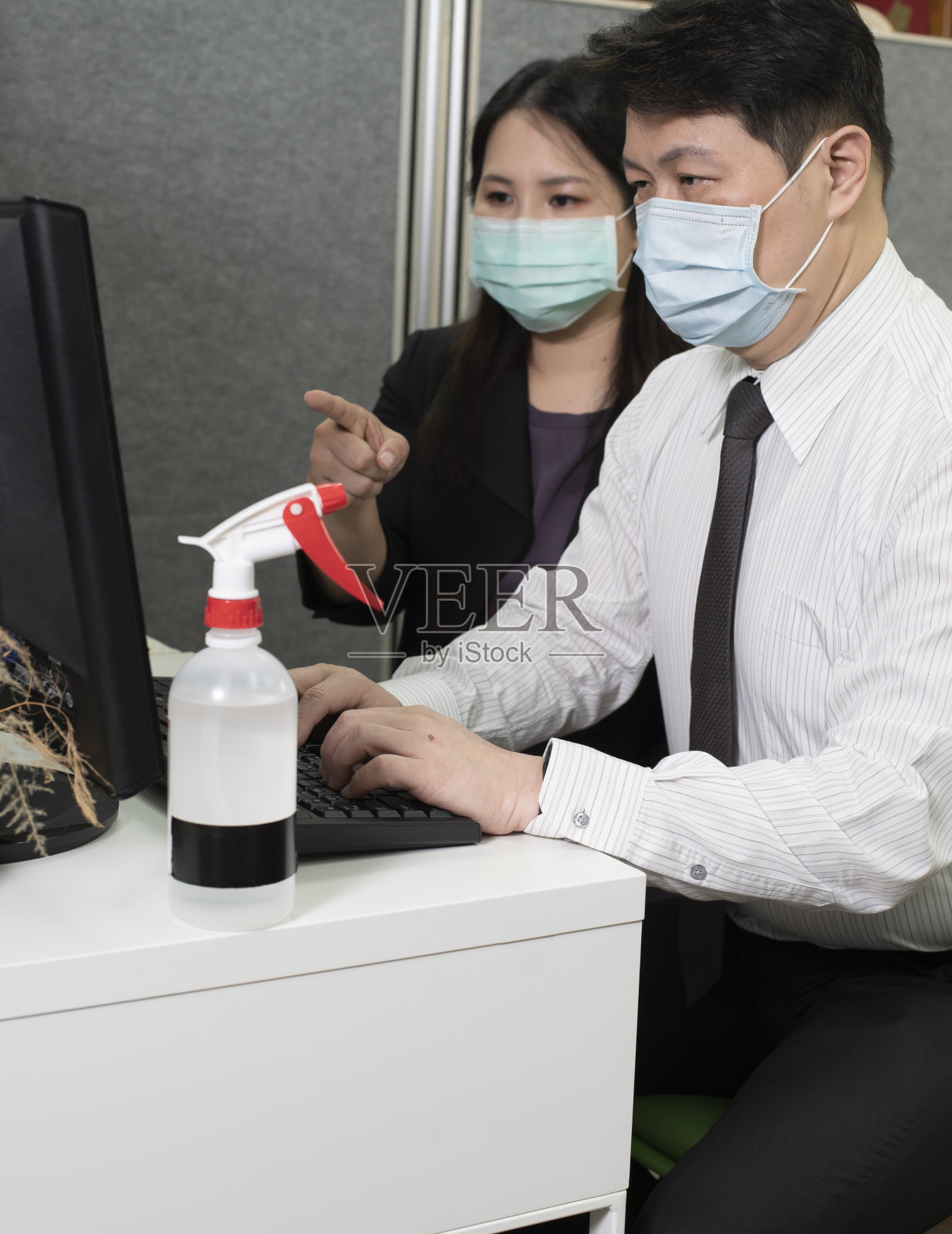 在办公室戴口罩预防冠状病毒照片摄影图片