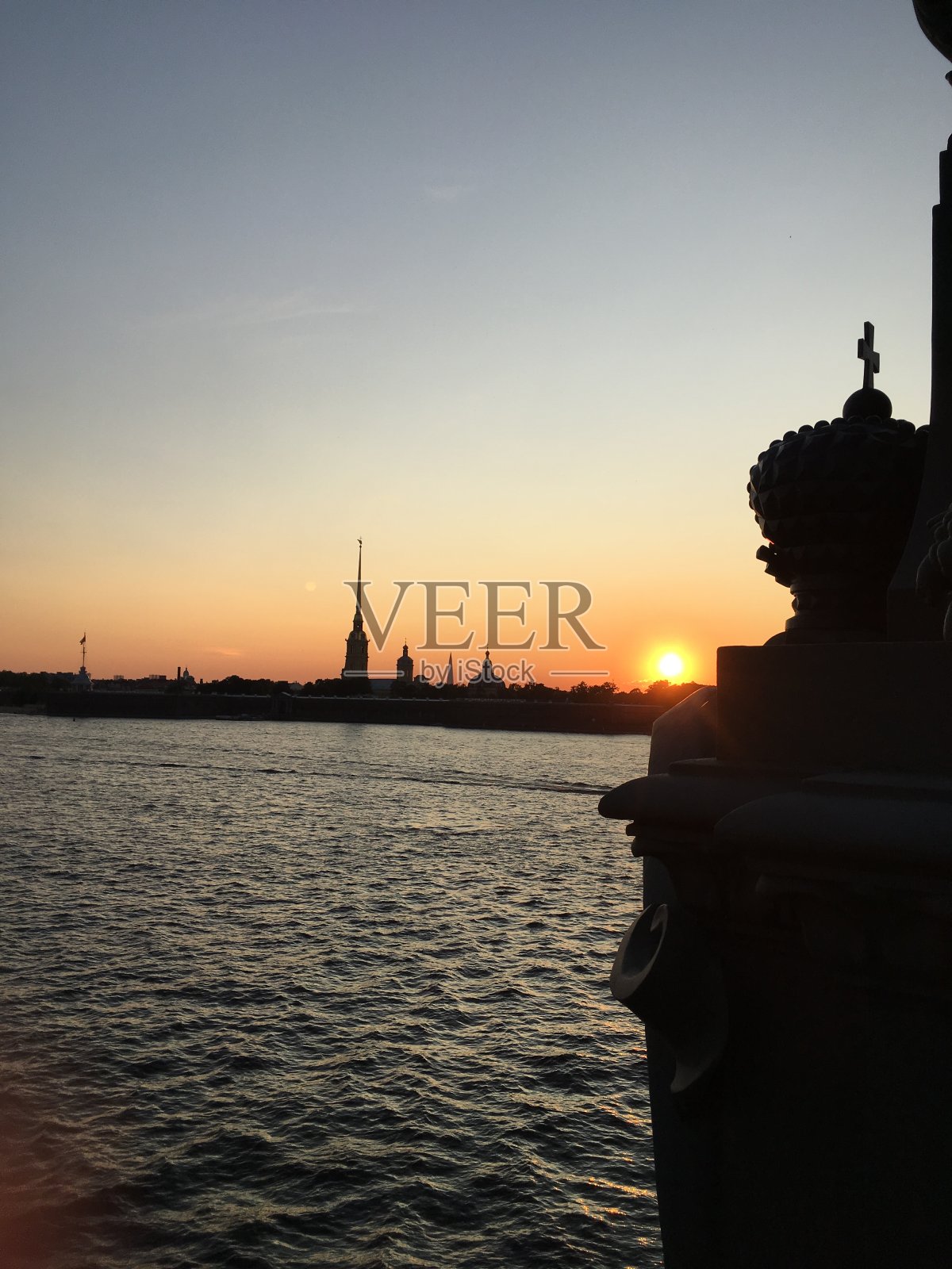 傍晚的圣彼得堡,涅瓦河上的日落照片摄影图片