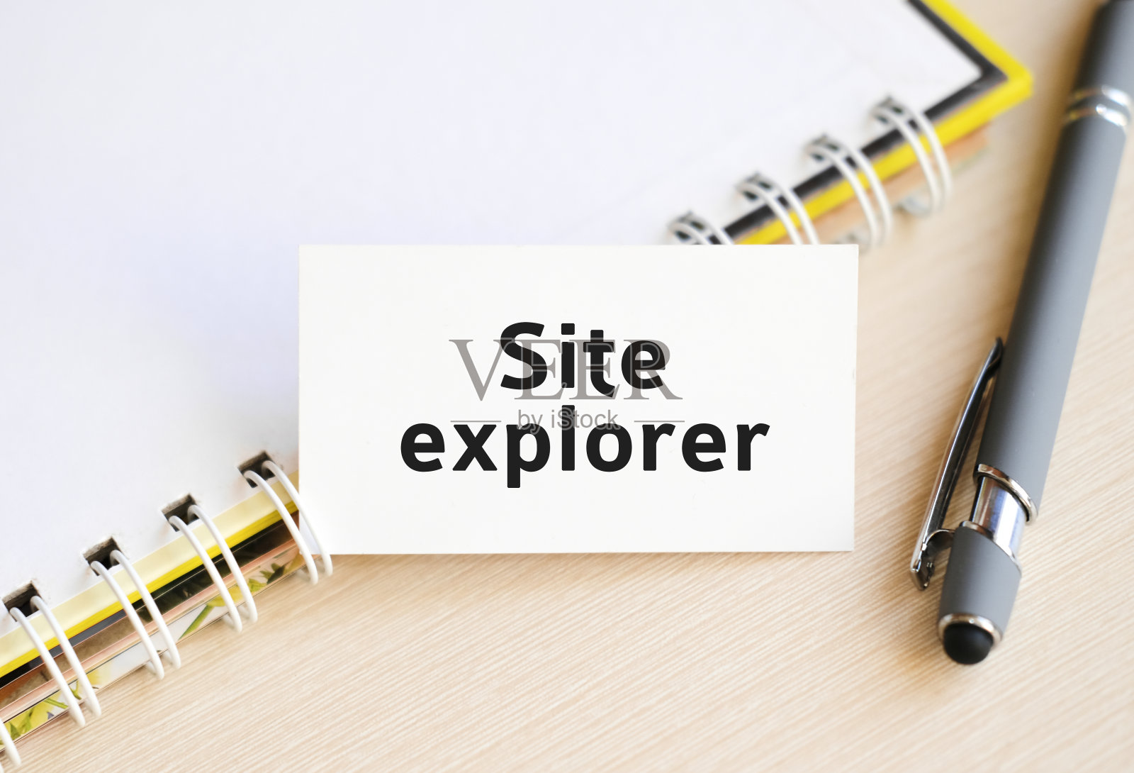 网站浏览器-文本在一个笔记本上用弹簧和灰色的笔照片摄影图片