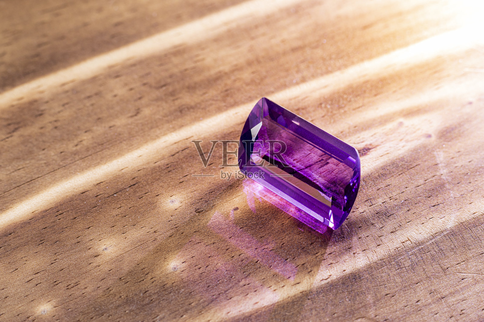 在上雕琢面的紫水晶宝石的宏观特写照片摄影图片