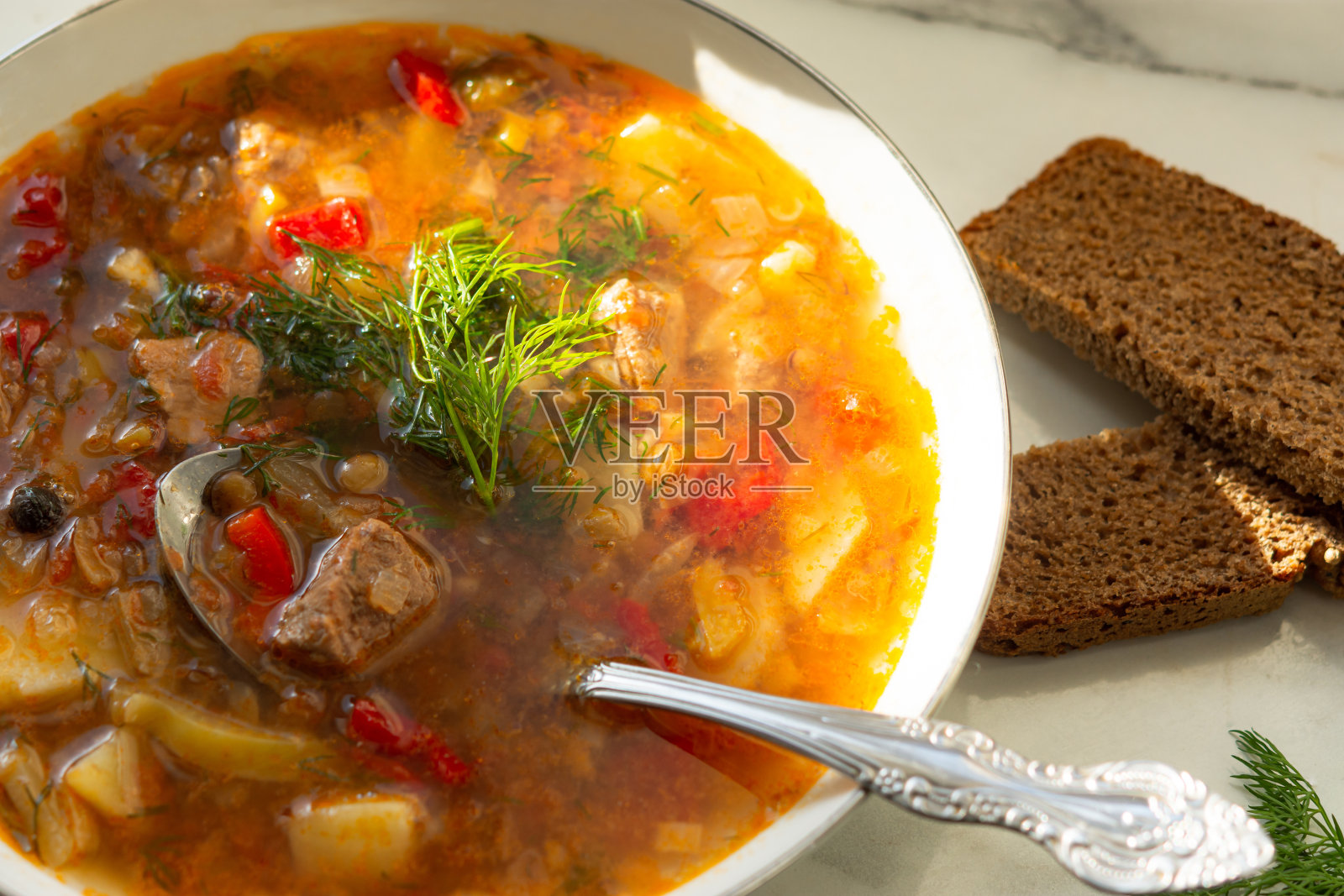 夏季扁豆汤在一个盘顶视图。汤和黑麦面包。照片摄影图片