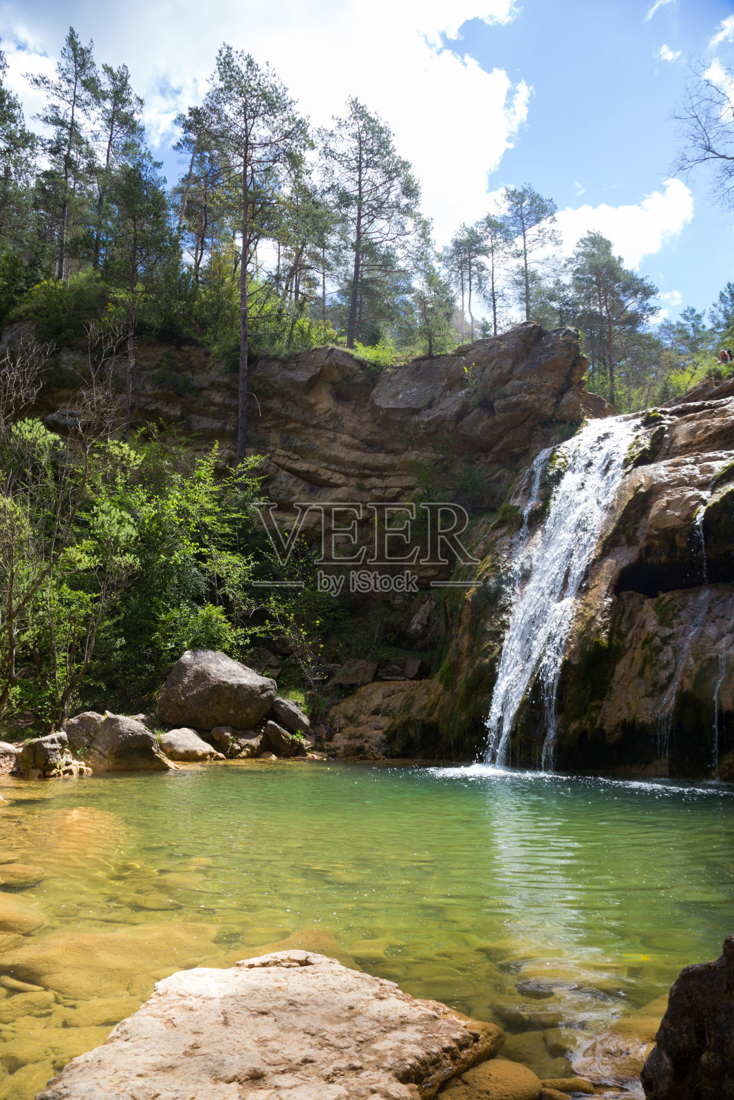 被美丽的森林环绕的加泰罗尼亚瀑布照片摄影图片