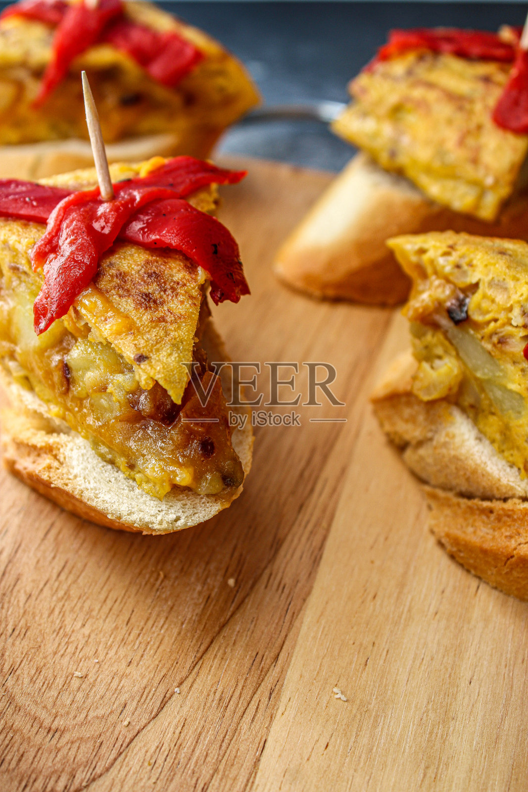 木板上的西班牙玉米饼。照片摄影图片