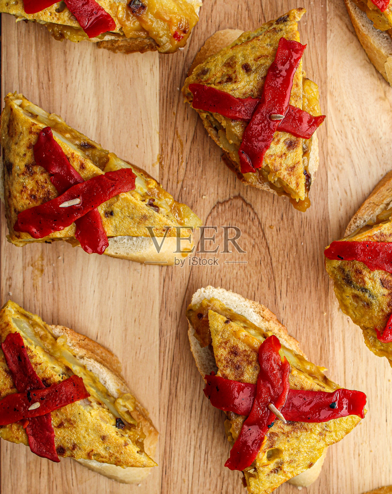 木板上的西班牙玉米饼。照片摄影图片