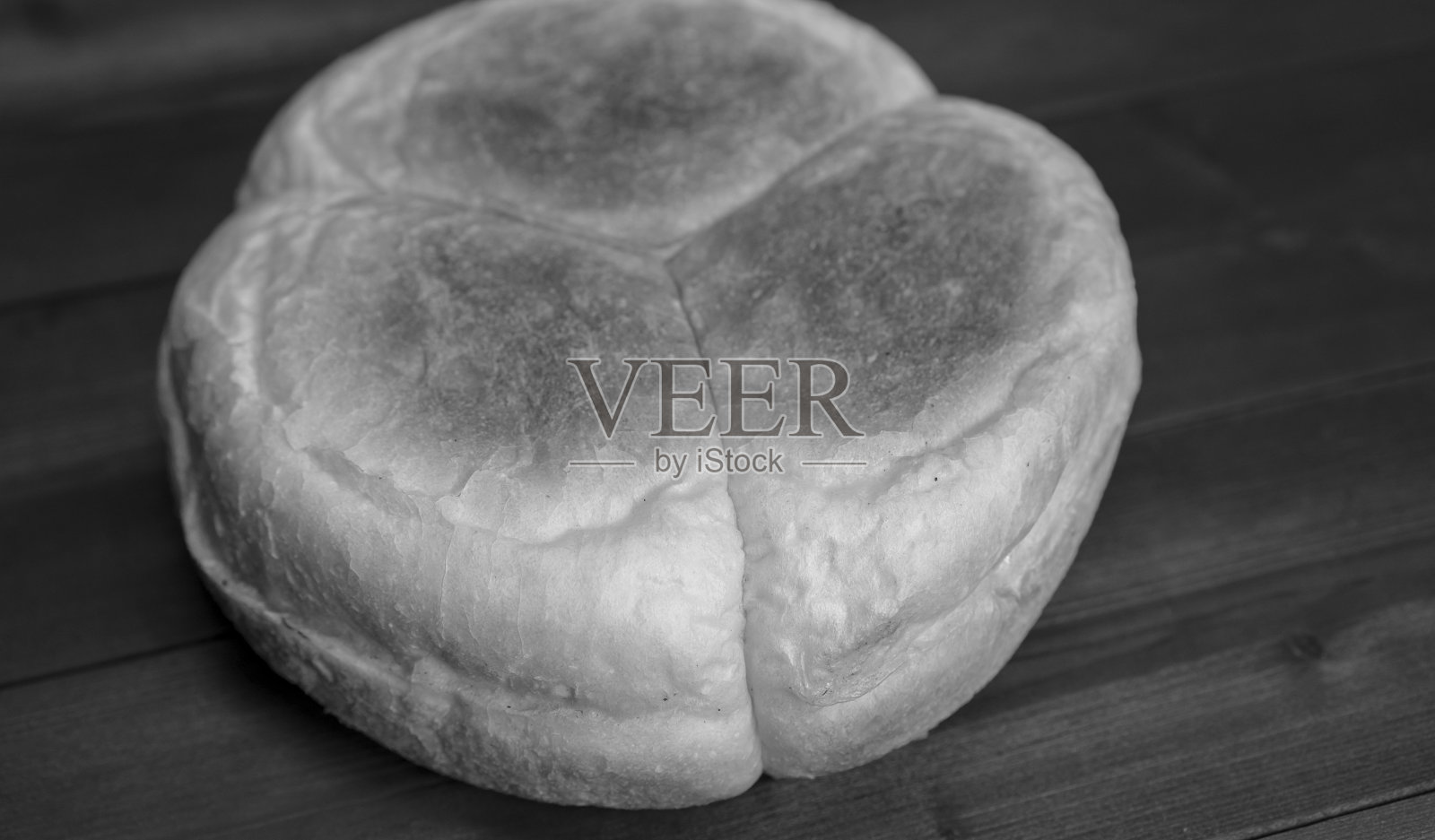 木头背景上的面包。黑白照片。照片摄影图片