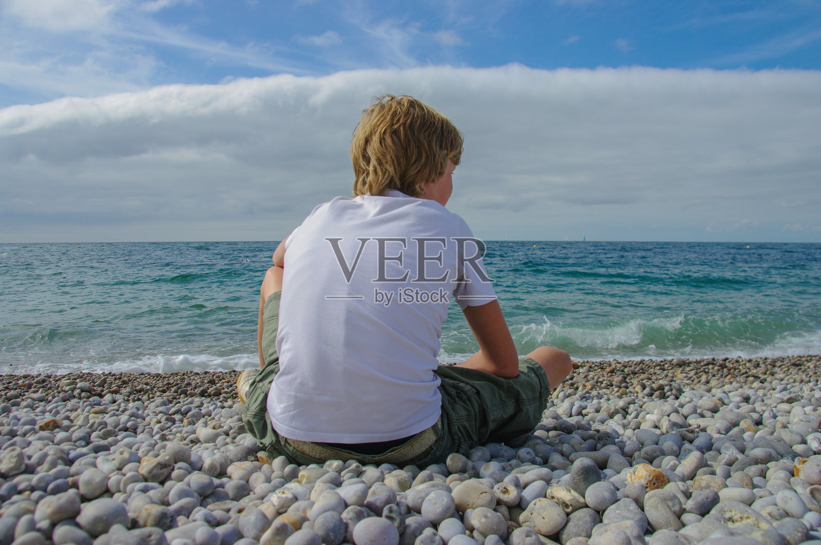 诺曼底海滩上的少年照片摄影图片