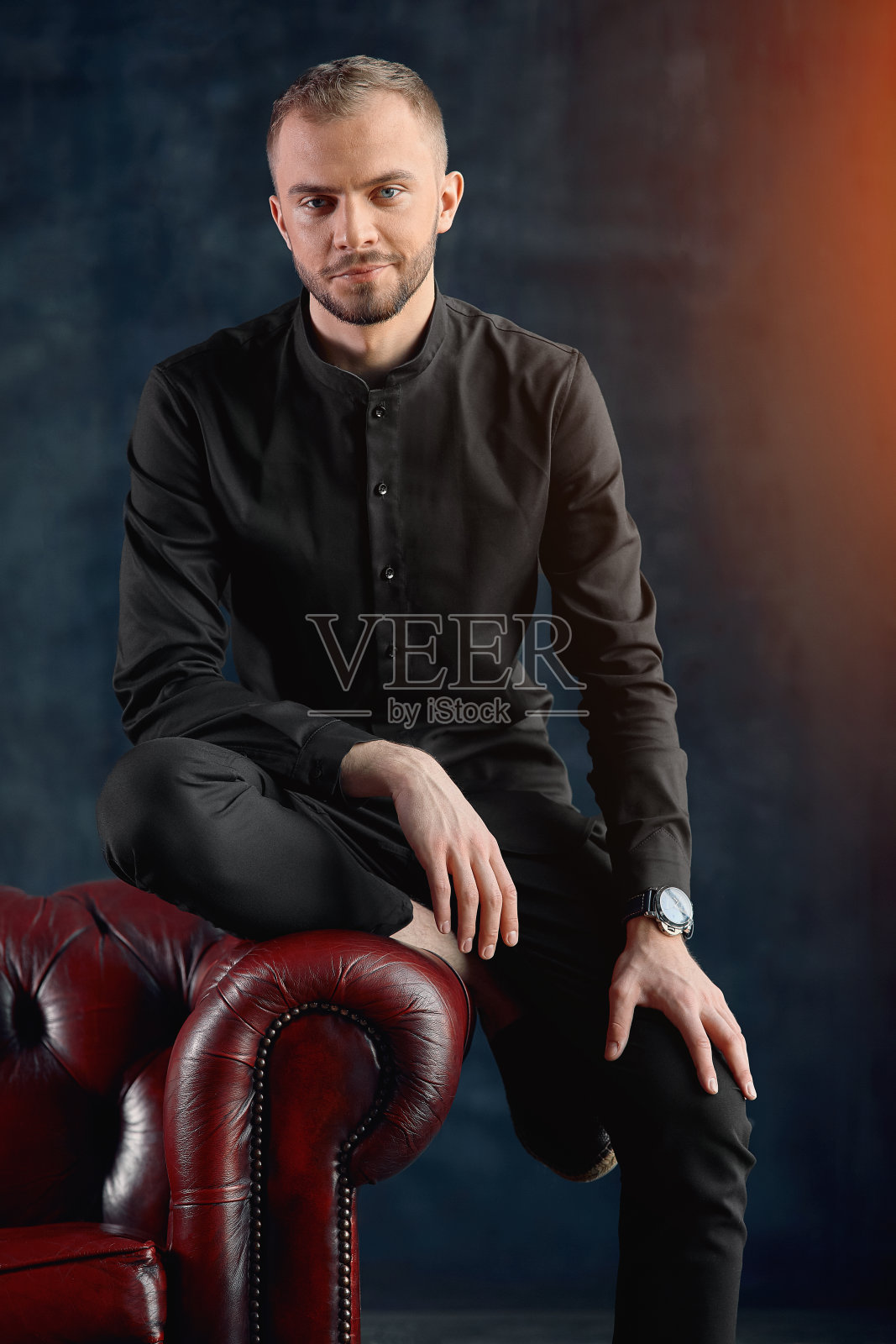 一个男性心理学家在他的办公室里准备接待病人,一个心理学概念,一个美丽愚蠢的医生,一个心理学家。本空间照片摄影图片